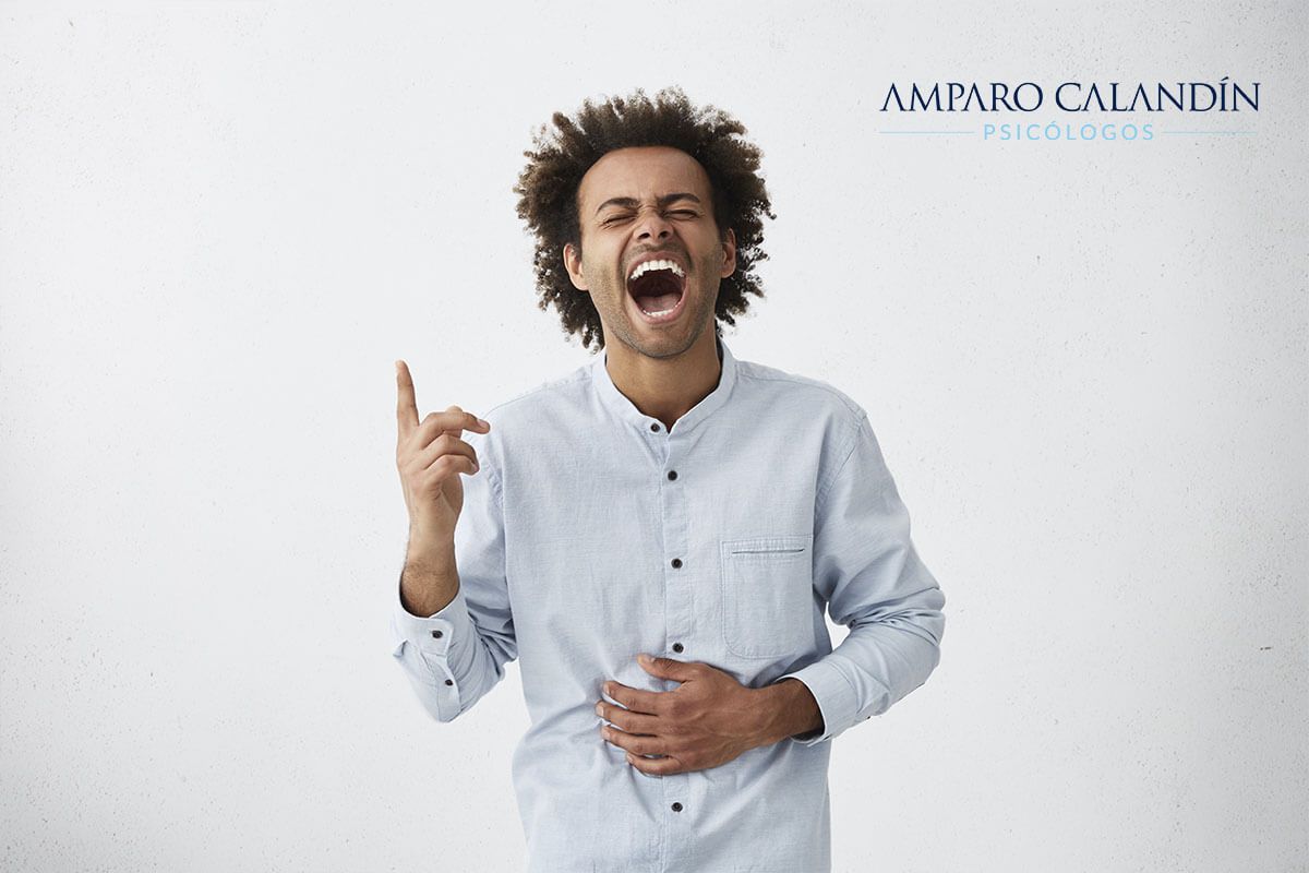 Foto hombre riendose risa contagiosa