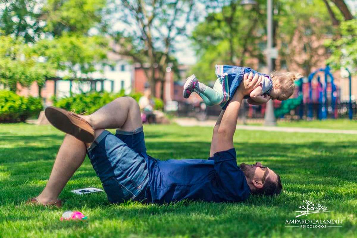 Padre e hijo disfrutando de la vida en el campo