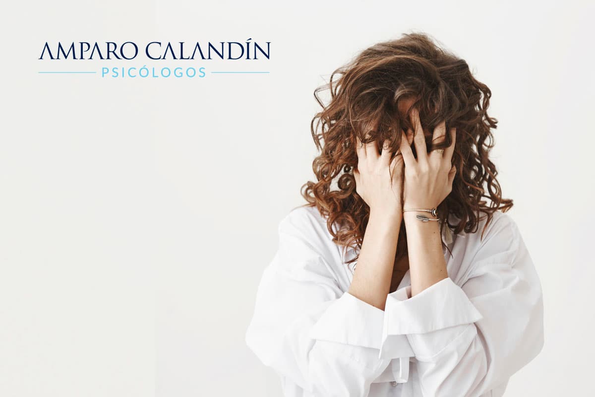 como superar los miedos foto mujer con miedo tapandose los ojos