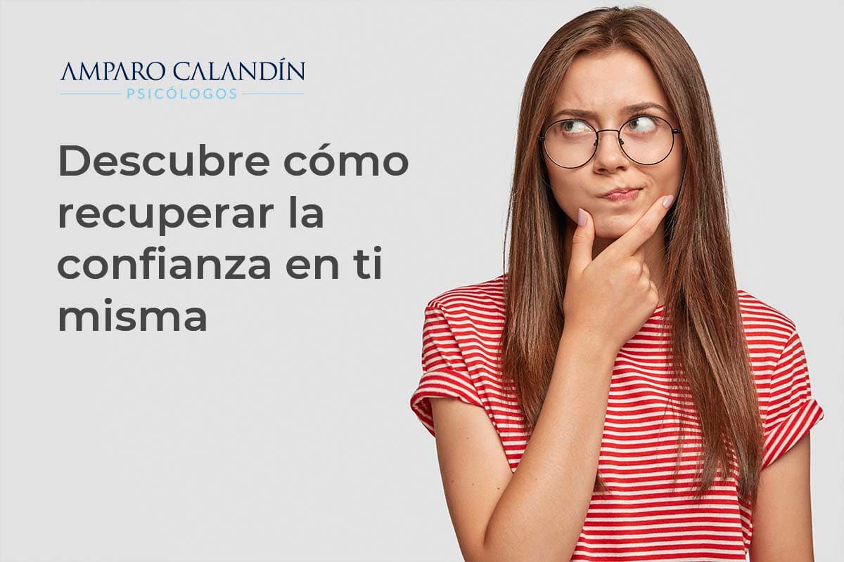 Foto de una joven dudosa insegura que sostiene la barbilla, está sin confianza en sí misma, se siente indecisa, vestida con una camiseta informal a rayas
