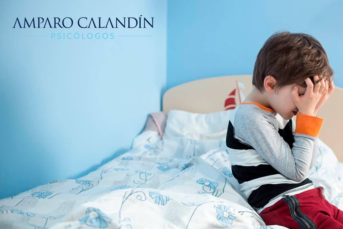 niño triste tras haberse hecho pipi en la cama