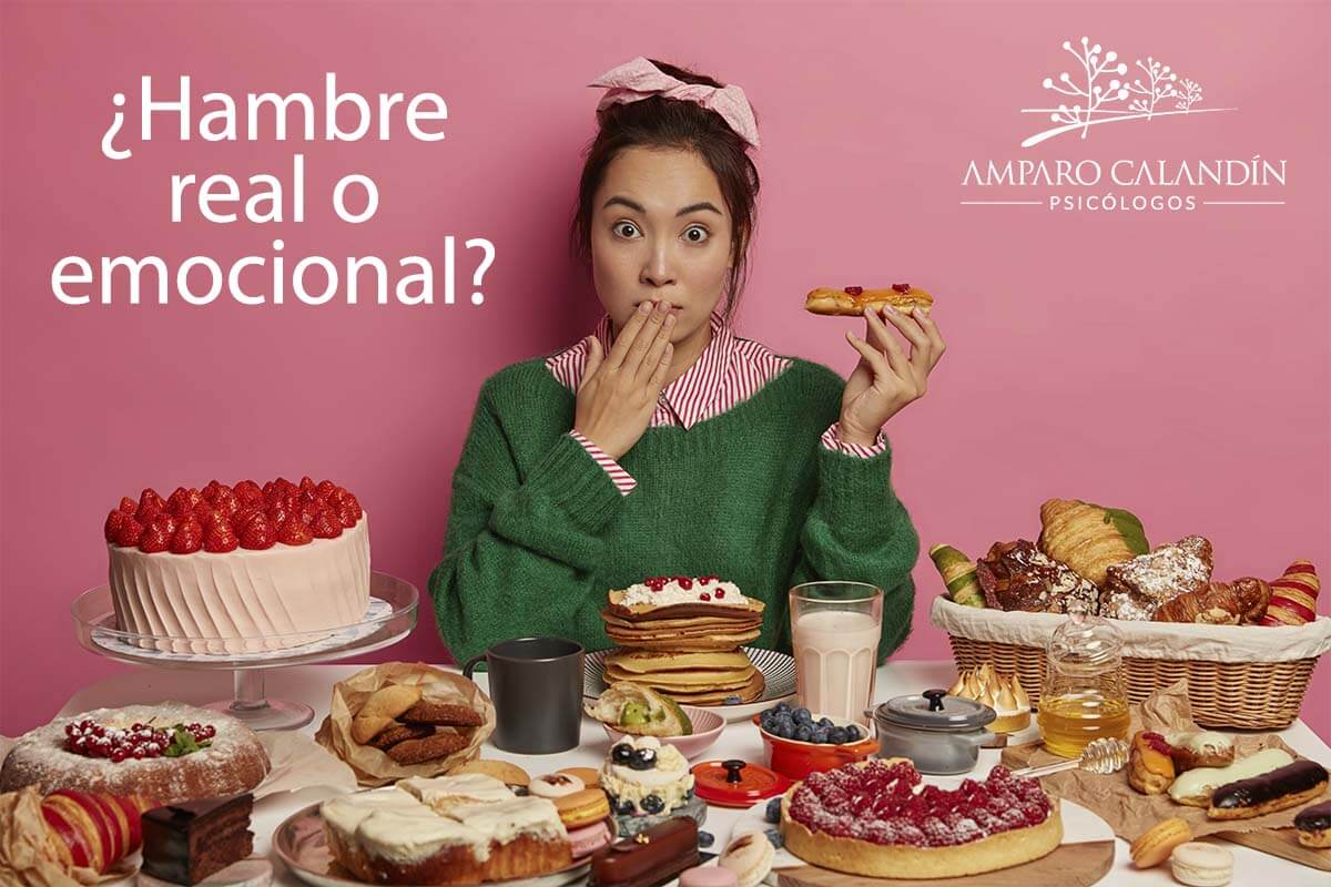 mujer dudando si tiene hambre real o ansiedad