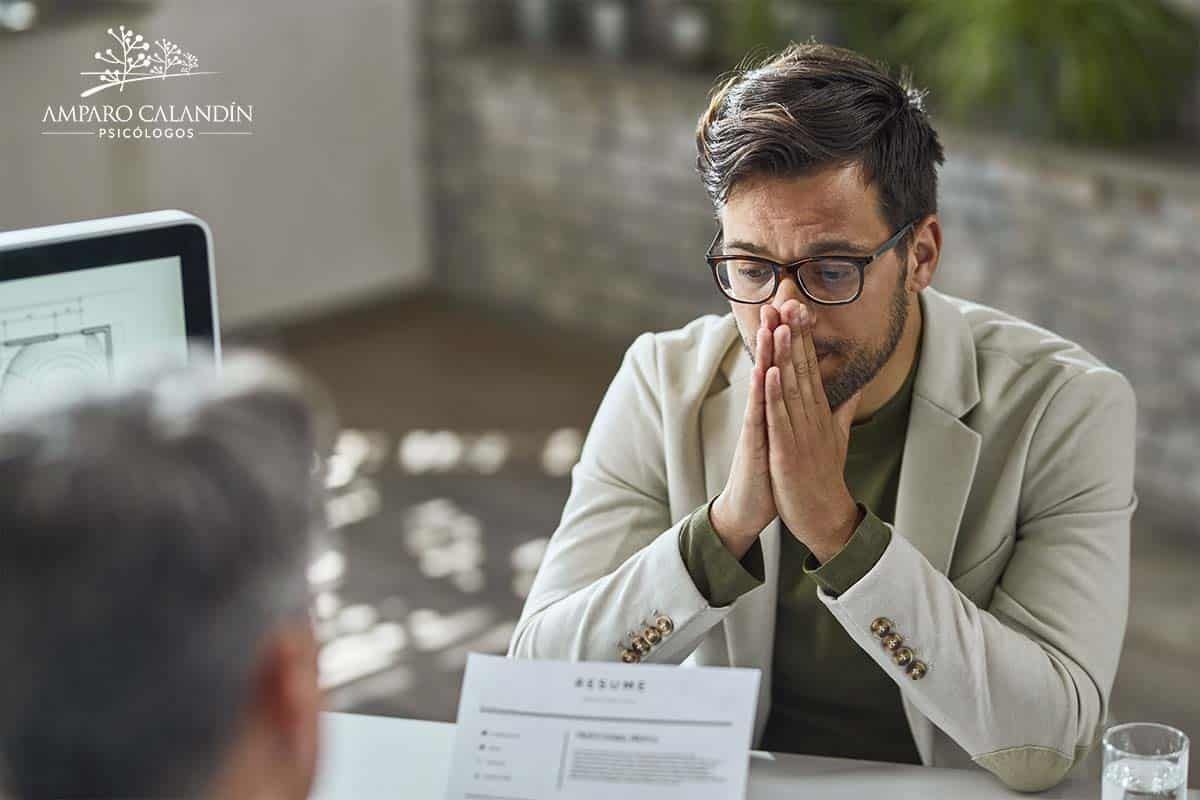 hombre con ansiedad anticipatoria hombre con ansiedad anticipatoria