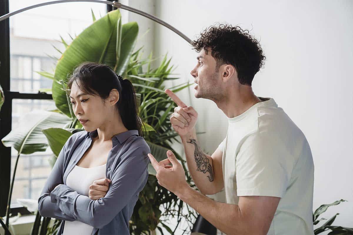 hombre grita a mujer secuestro emocional hombre grita mujer secuestro emocional
