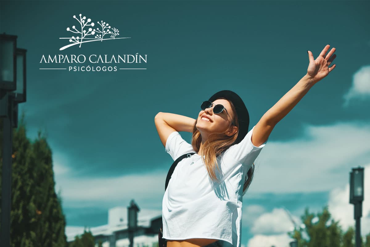 Foto mujer feliz al aire libre