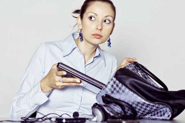 mujer-robando-portatil