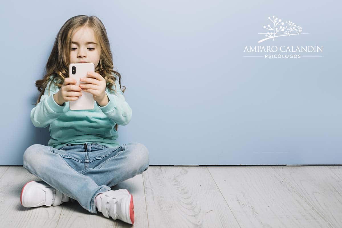 niña usando whatsapp