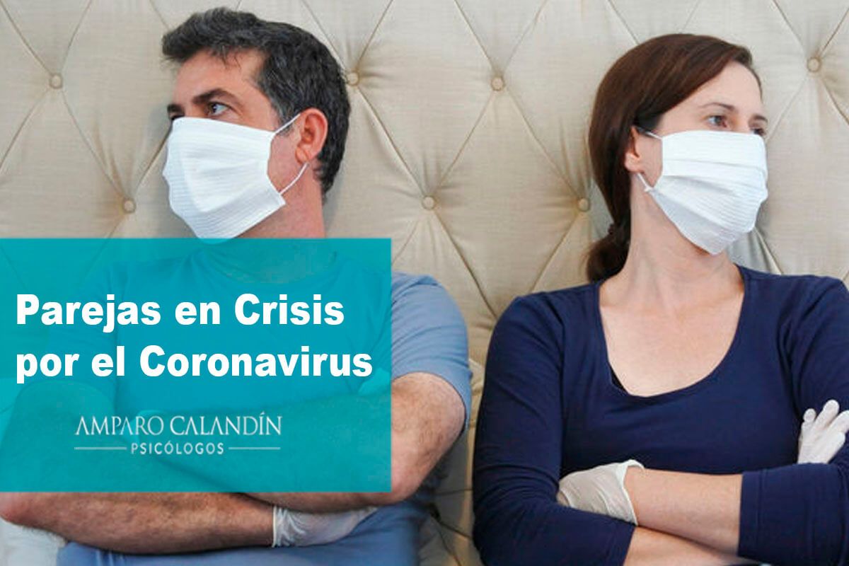 pareja con mascara en crisis por el coronavirus y el confinamiento