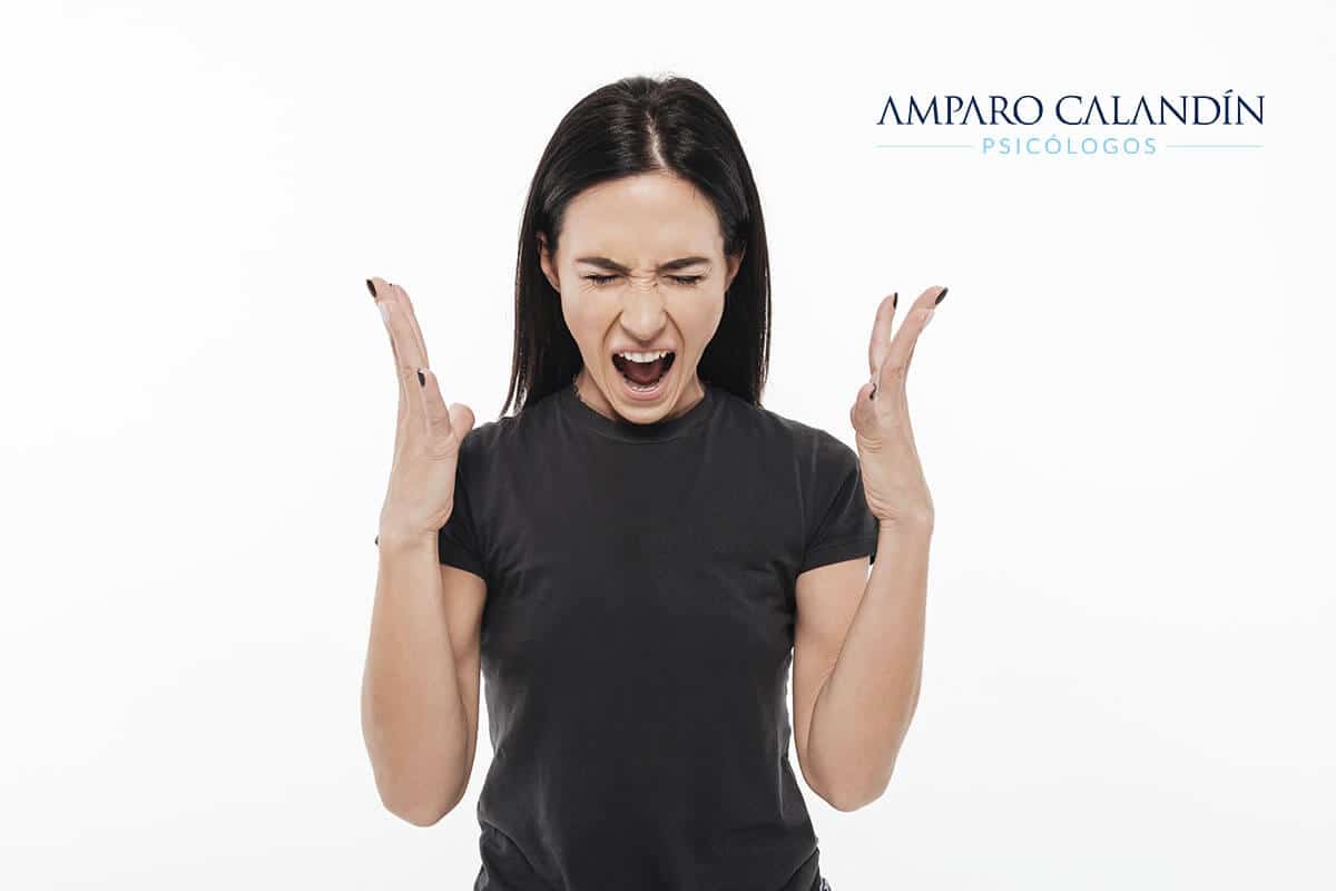 mujer con frustración