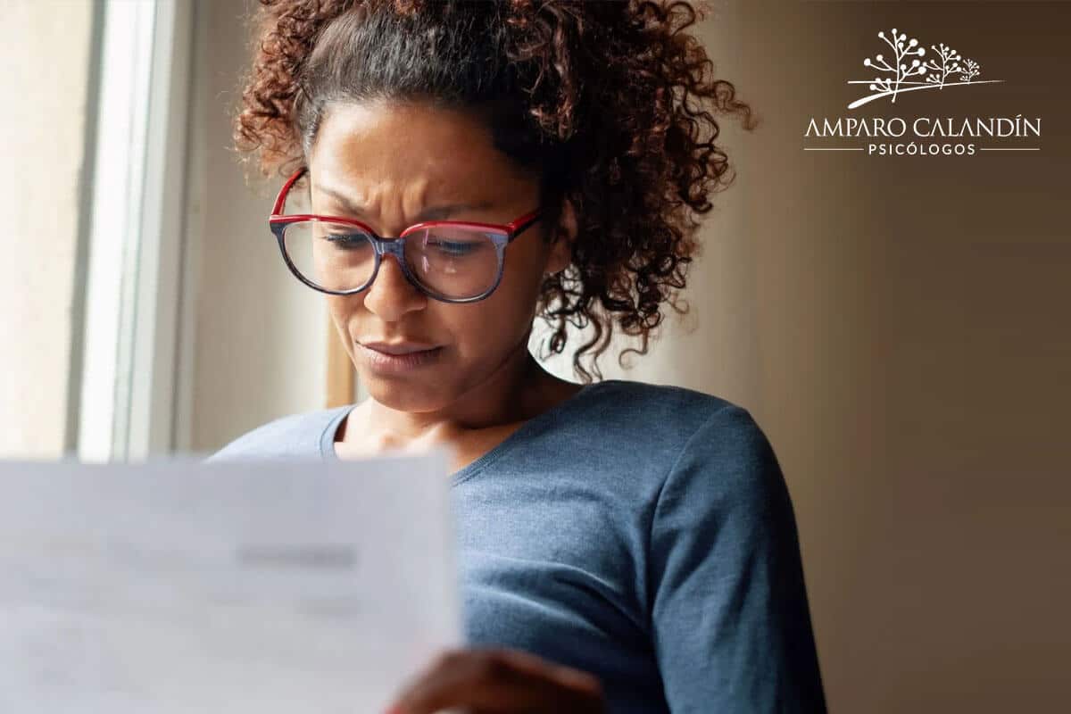 Describir lo que se ve en la foto y añadir «test de dislexia en adultos». El alt actual es «dislexia en adultos test» y no describe nada.